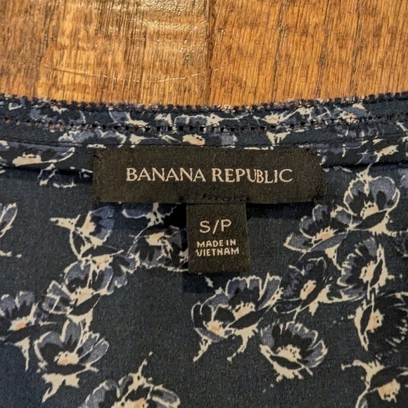 Banana Republic, Floral lightweight blouse. Cap sleeve, shirring size S - Picture 5 of 6